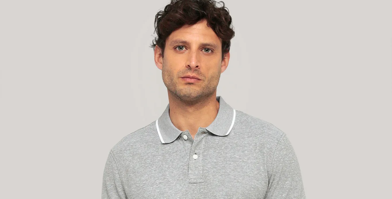 Caballerón latino con polo naranja entre piezas monumentales