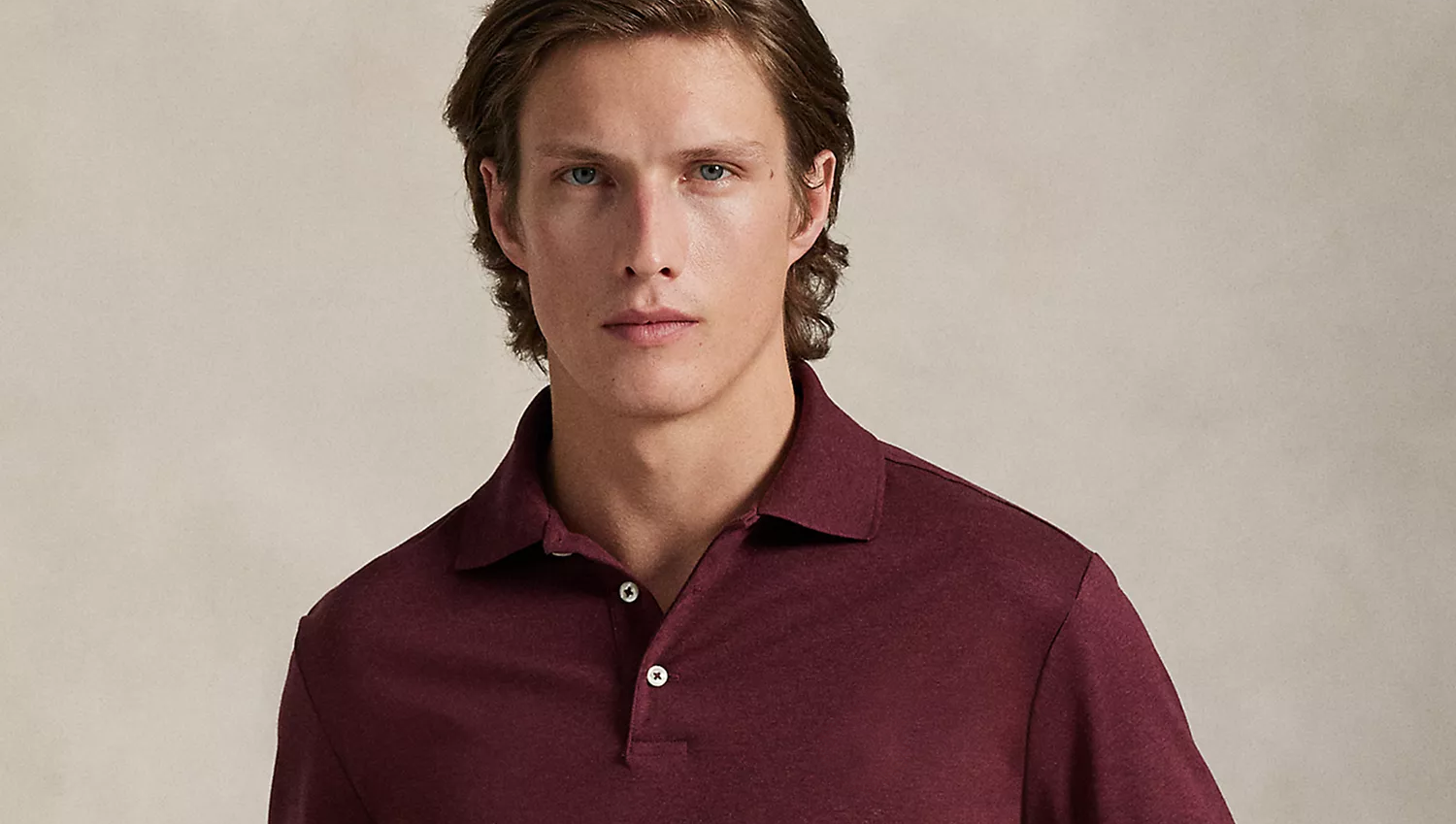 Caballerón latino con polo color crema al fondo del tablero