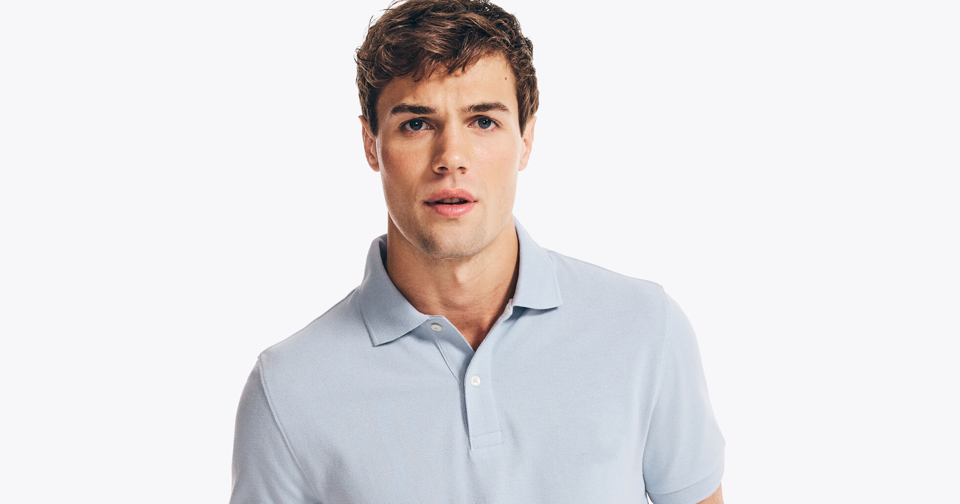 Caballerón latino sentado con polo celeste y ajedrez gigante